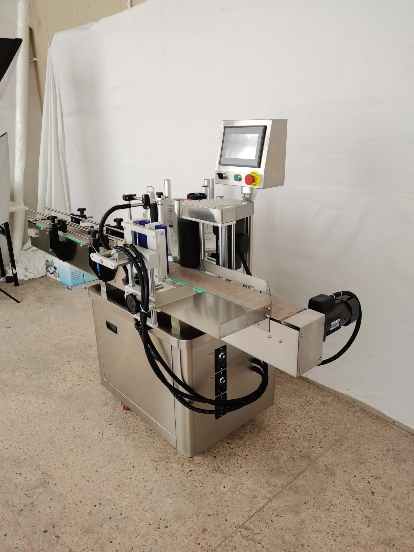 Máy dán nhãn chai tròn tự động SK-LM200